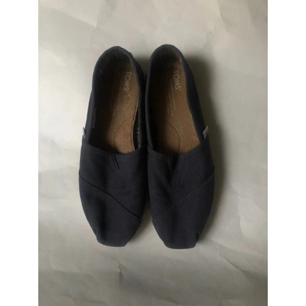 TOMS womenโs Canvas Slip-on flat shoes Size W6.5